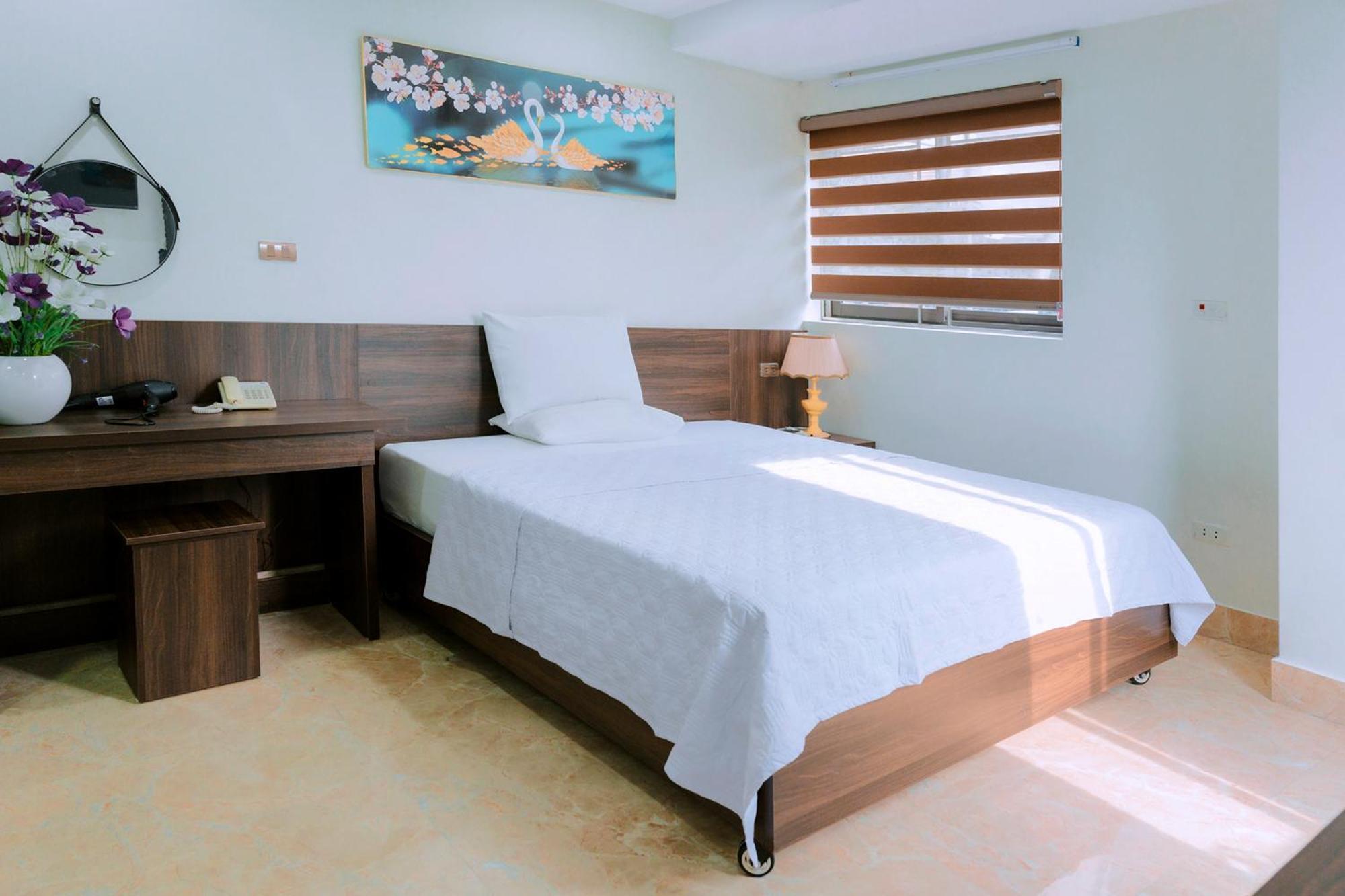 Thu Ha Hotel Uong Bi Bagian luar foto