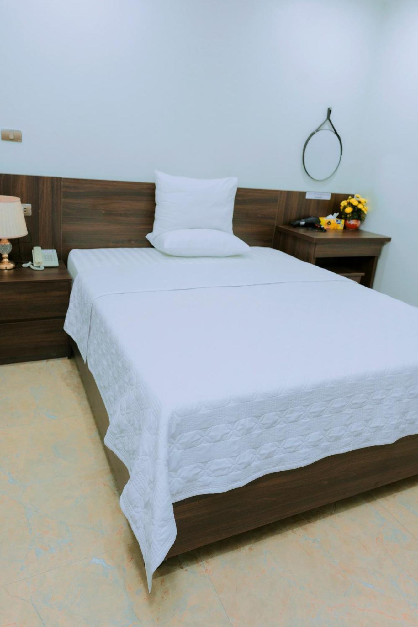 Thu Ha Hotel Uong Bi Bagian luar foto
