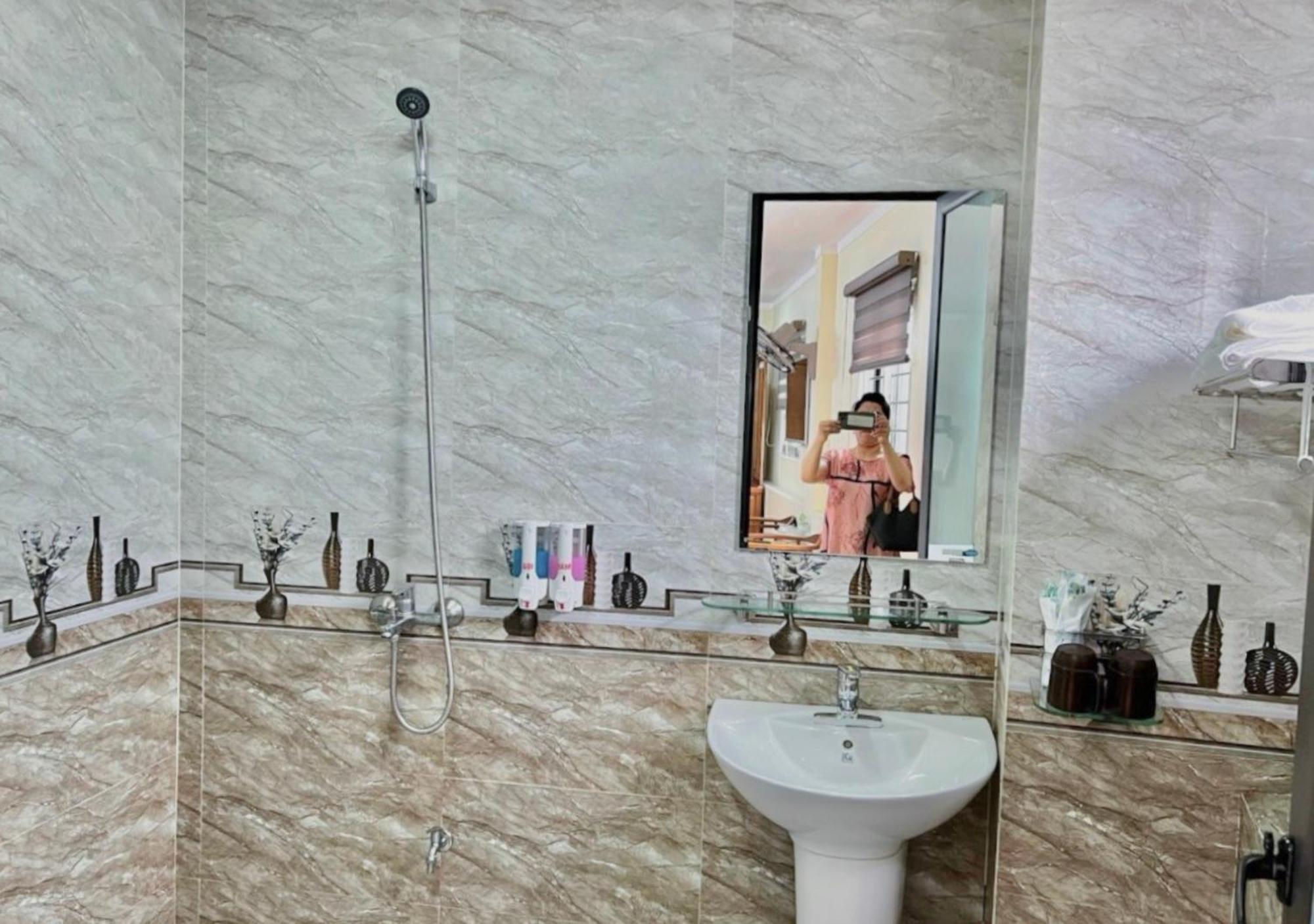 Thu Ha Hotel Uong Bi Bagian luar foto