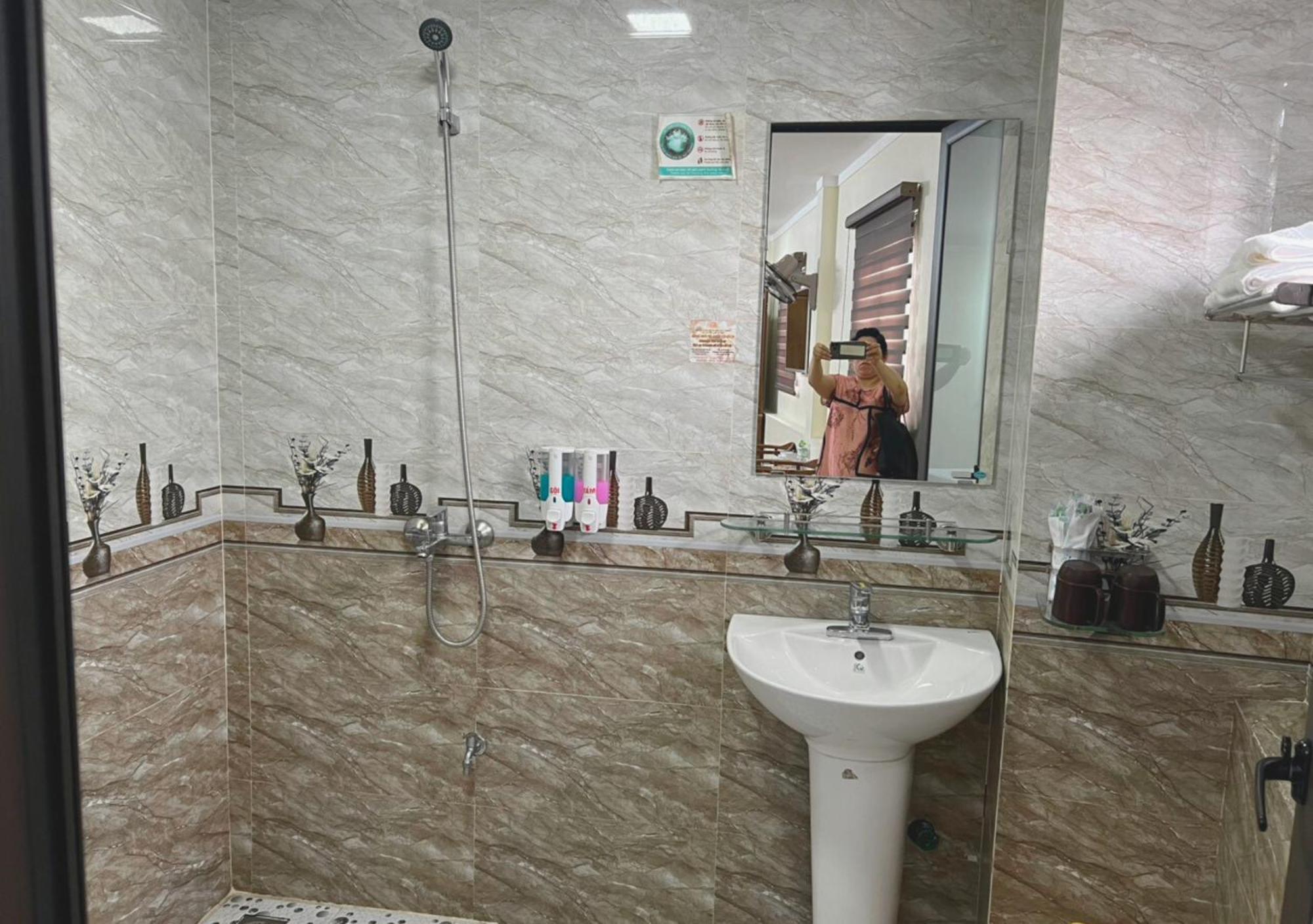 Thu Ha Hotel Uong Bi Bagian luar foto