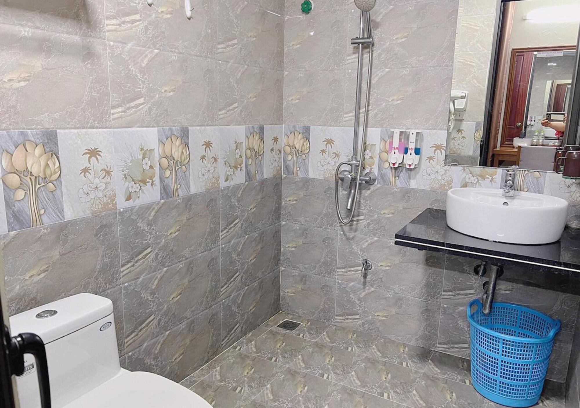 Thu Ha Hotel Uong Bi Bagian luar foto