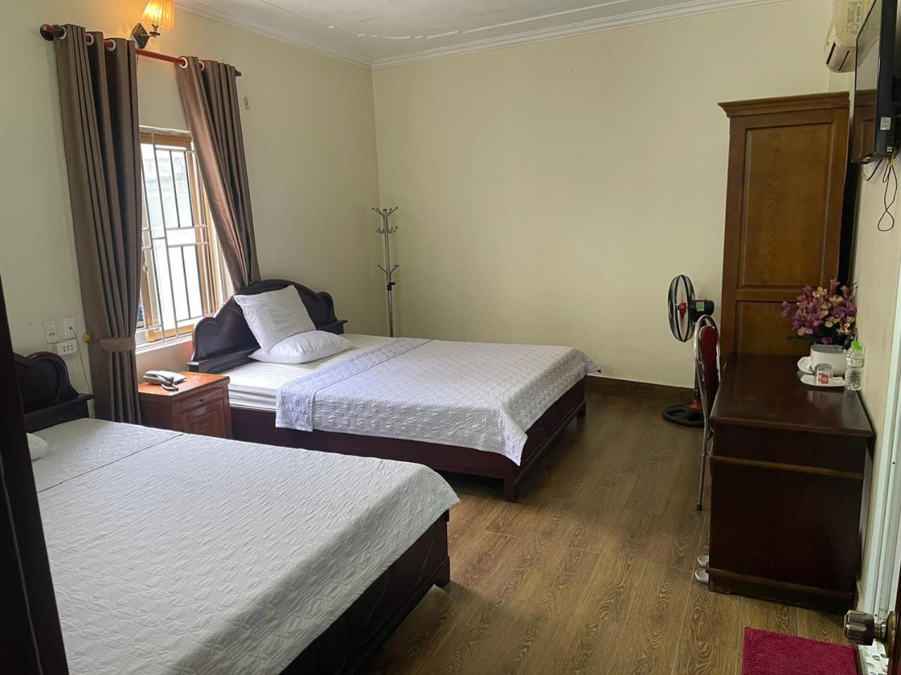 Thu Ha Hotel Uong Bi Bagian luar foto